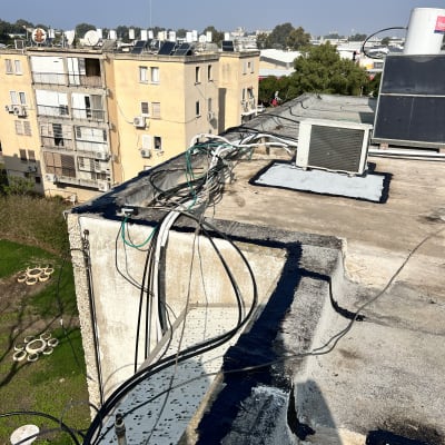 איטום גג עם זפת שחורה סביב מזגן