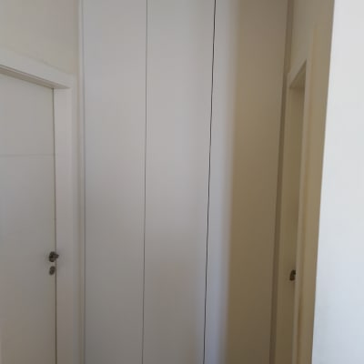 ארון עץ לבן עם דלתות סגורות