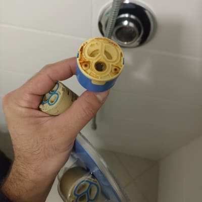 יד מחזיקה חלק פלסטיק עגול עם חלודה