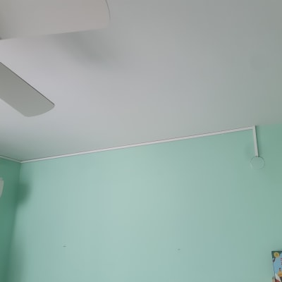 תעלת כבלים לבנה על קיר ירוק בהיר