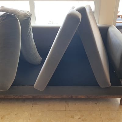 כריות ספה מונחות לניקוי על ספה אפורה