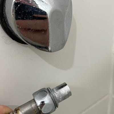 חיבור צינור מתכת ליד ידית כרום בקיר