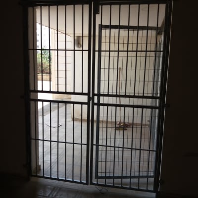 דלת מתכת עם סורגים במרפסת