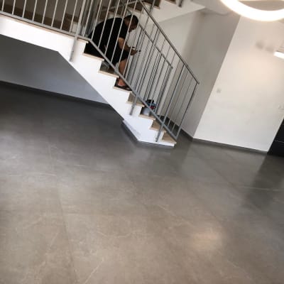 אדם יושב על מדרגות עם כלי עבודה