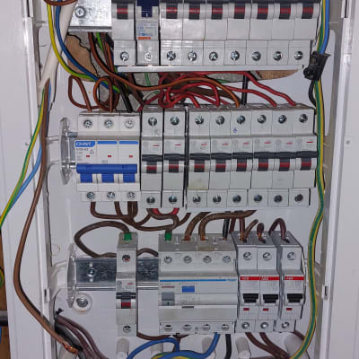 לוח חשמל עם חוטים ומפסקים שונים