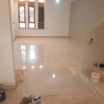 רצפה חדשה עם כלים וחומרי בנייה על המדרגות