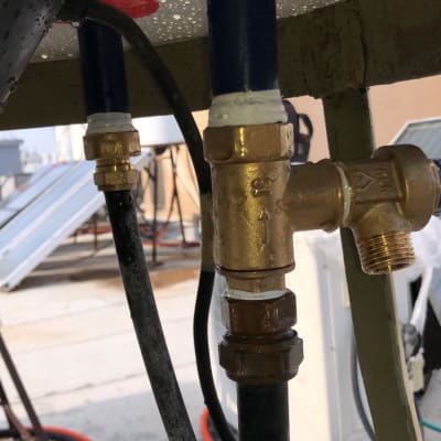 צנרת ומחברים של דוד שמש על גג