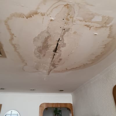 תקרת גבס עם נזקי מים וסדקים גלויים