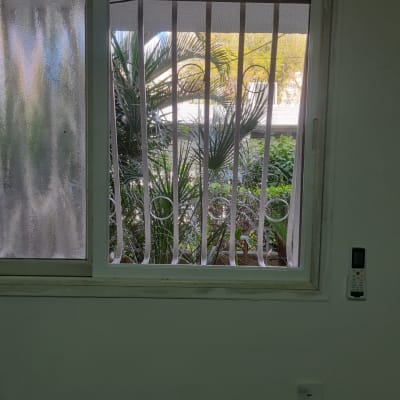 חלון עם מסגרת אלומיניום וסורגים