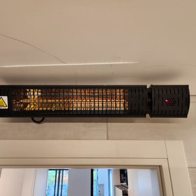 תנור חימום חשמלי מותקן על קיר