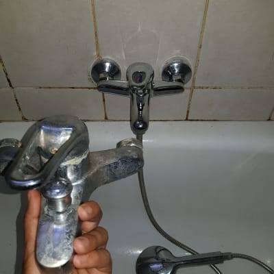 ברז אמבטיה מפורק ביד של אינסטלטור