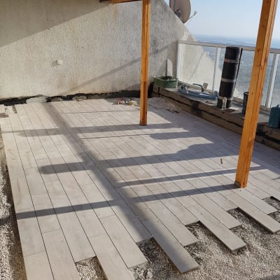 ריצוף עץ בהתקנה עם חומרי איטום בשוליים