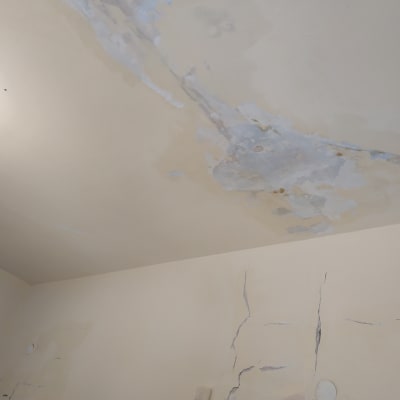 תקרה וקיר עם קילופי צבע וסדקים