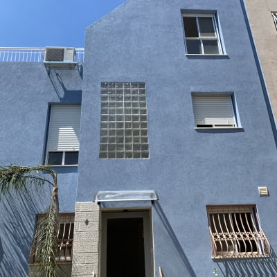 קיר חיצוני עם חלונות ופתח כניסה