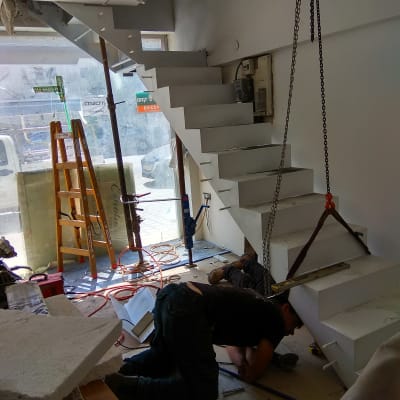 עובדים מתקנים מדרגות עם מסגרת מתכת ושרשראות