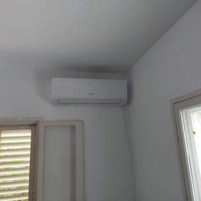 מזגן מותקן על קיר לבן בחדר