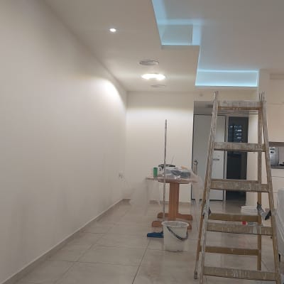 סולם, דלי צבע, שולחן עם ציוד צביעה