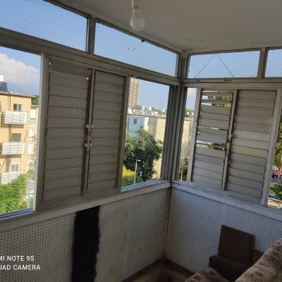 חלונות אלומיניום עם תריסים במרפסת