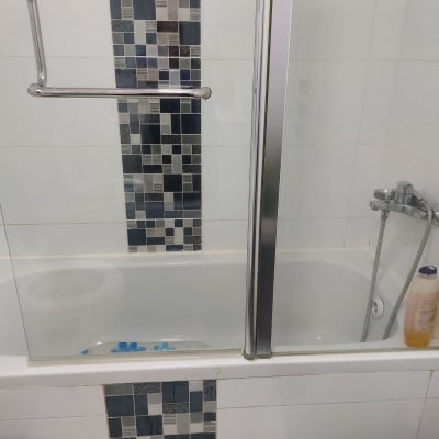 אמבטיה עם דלת זכוכית, ברז ומוצרי רחצה