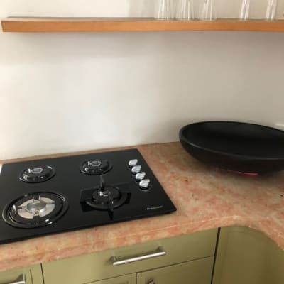 כיריים גז שחורות עם ארבעה מבערים וכפתורים