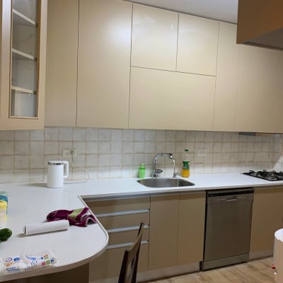 מטבח עם כיור, מדיח כלים, קומקום ומגבת על השיש