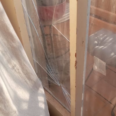 הזכוכית שנשברה בצד אחד בדלת