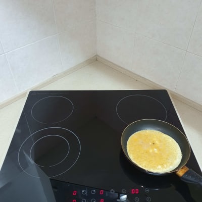 כיריים חשמליות עם מחבת על משטח שיש