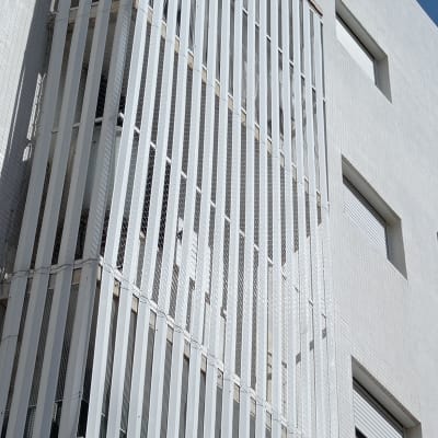 רשתות מתכת על מבנה למניעת כניסת יונים