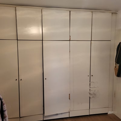 ארון עץ עם דלתות פגומות ותלויים