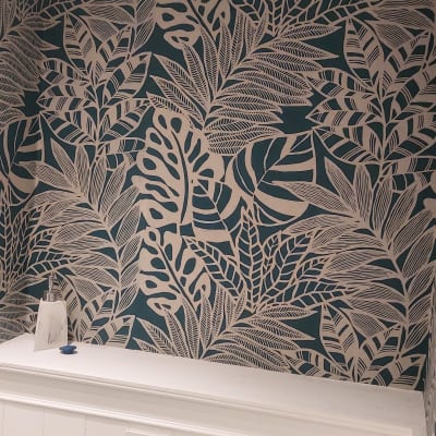 טפט עלים לבנים על רקע כחול כהה