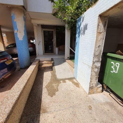 שיפוץ קיר עם אריחים מתקלפים ותיקון בטון חדש