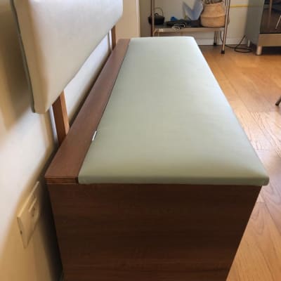 ריפוד מושב וספסל מעץ עם גב מרופד