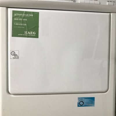 מייבש כביסה AEG עם כפתורי שליטה ותוויות