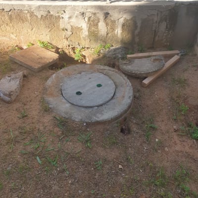 מכסה ביוב עגול עם כלי עבודה לידו