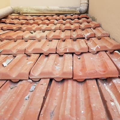 צינור פלסטיק על גג רעפים אדומים