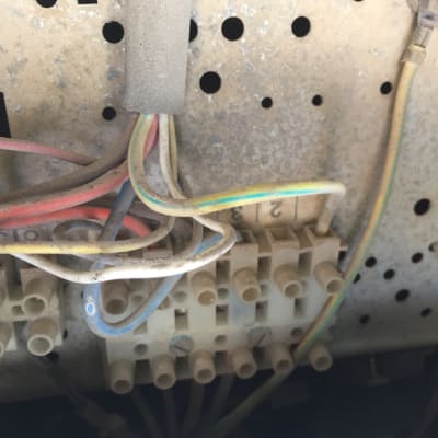 חוטי חשמל צבעוניים מחוברים לקופסת חיבורים ישנה