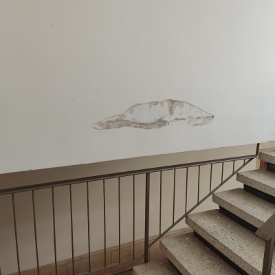 קיר עם קילוף צבע מעל גרם מדרגות