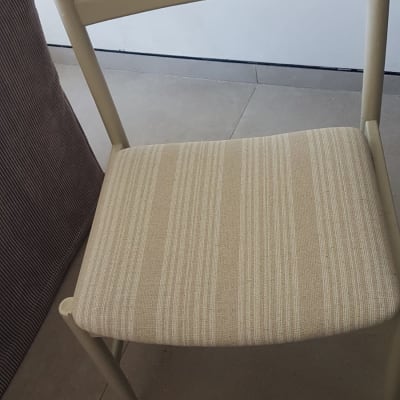 כיסא עם ריפוד בד פסים בהירים