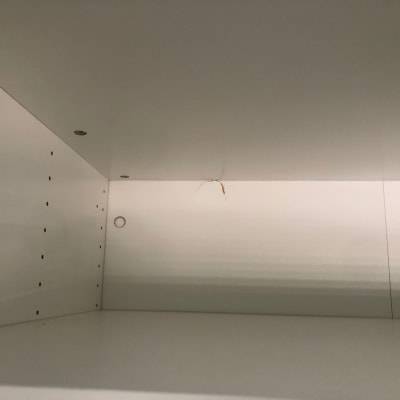 סדק בתקרה של ארון לבן עם חורים