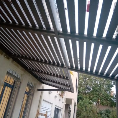 פרגולת אלומיניום עם קורות אופקיות בחצר