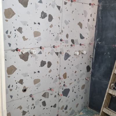 קיר עם אריחים מותקנים, חיבורים עם קליפסים