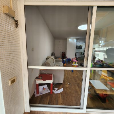 דלת הזזה מאלומיניום עם זכוכית שקופה