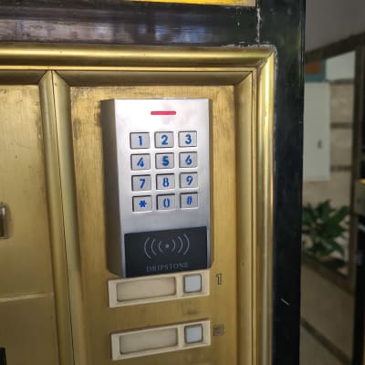 לוח מקשים אינטרקום עם מספרים וכפתורים