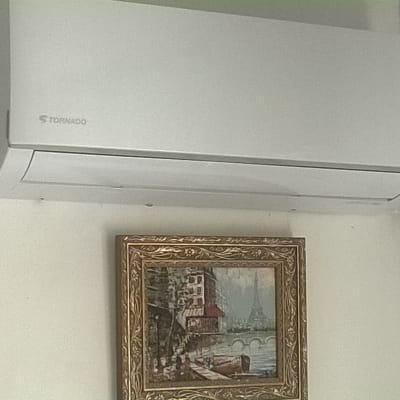 מזגן קיר לבן מותקן על קיר לבן