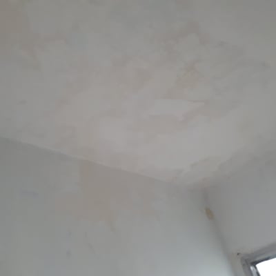 תקרה עם סימני צבע וטיח מתקלף