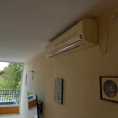 תדיראן 3.5 כ"ס בסלון, רואים את המעבה בחוץ.