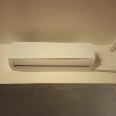 יחידת מיזוג אוויר מותקנת על קיר פנימי