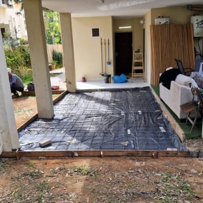 רצפה מכוסה ביריעת פלסטיק עם מסגרת עץ לריצוף