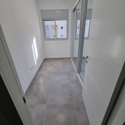 רצפה נקייה עם אריחים אפורים בחדר ריק