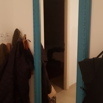 מראה עם מסגרת כחולה תלויה על הקיר